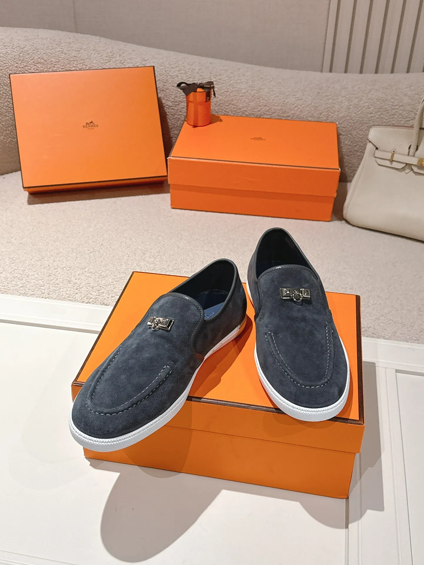 Men's Men's Shoes 600💰 Hermes# Couple Studded Loafers Calfskin and suede goatskin lace-up free sneakers with signature "H" detail. The design is simple and smooth, creating a fashionable urban look. It is comfortable and versatile. H family classics are not outdated, and the delivery counter is exquisitely packaged🛍📦 Fabric: Original customized imported first-layer cowhide/cow down Lining: Imported soft sheepskin Sole: Original open-molded anti-slip TPU material Size: 35-45